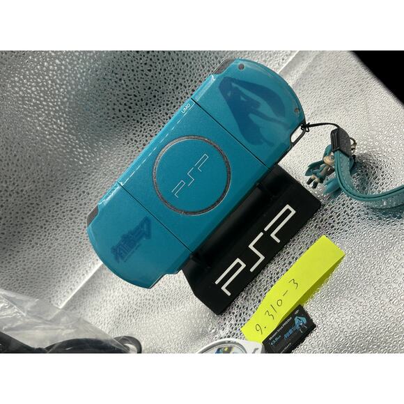 Psp 3000 project diva 2nd w/accessories & new battery pack - Picture 6 of 9